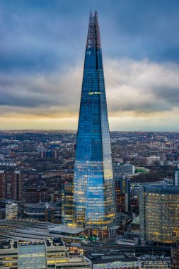 Londra 'nın panoramik hava manzarası. Gün batımında Thames nehrine hakim olan Çömlek gökdeleniyle birlikte Londra, İngiltere..