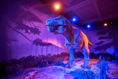 Tyrannosaurus Rex 'i hareket ettiriyorum. Doğal Tarih Müzesi 'nin içi. 1881 yılında kurulan müze, dünyanın dört bir yanından 80 milyon parçaya ev sahipliği yapıyor. Londra, İngiltere, İngiltere.