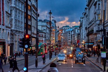 Geceleri Londra Piccadilly Sirki yakınlarında güzel bir manzara. Londra, Birleşik Krallık 'ta uzun pozlu HDR sokak fotoğrafçılığı.