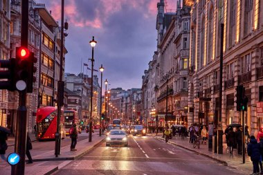 Geceleri Londra Piccadilly Sirki yakınlarında güzel bir manzara. Londra, Birleşik Krallık 'ta uzun pozlu HDR sokak fotoğrafçılığı.