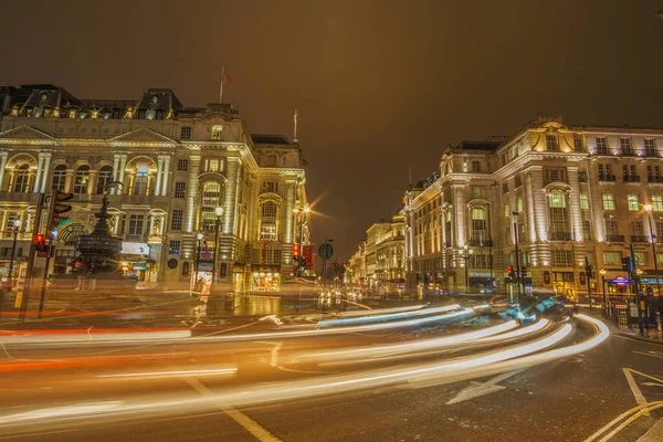 Geceleri Londra Piccadilly Sirki yakınlarında güzel bir manzara. Londra, Birleşik Krallık 'ta uzun pozlu HDR sokak fotoğrafçılığı.