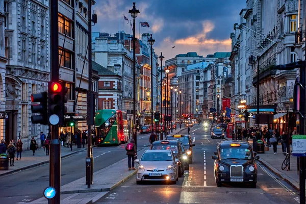 Geceleri Londra Piccadilly Sirki yakınlarında güzel bir manzara. Londra, Birleşik Krallık 'ta uzun pozlu HDR sokak fotoğrafçılığı.