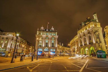 Geceleri Londra Piccadilly Sirki yakınlarında güzel bir manzara. Londra, Birleşik Krallık 'ta uzun pozlu HDR sokak fotoğrafçılığı.