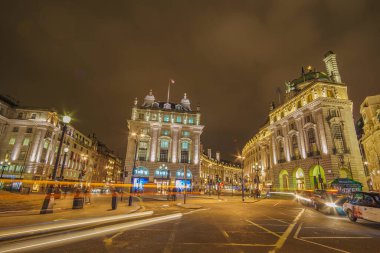 Geceleri Londra Piccadilly Sirki yakınlarında güzel bir manzara. Londra, Birleşik Krallık 'ta uzun pozlu HDR sokak fotoğrafçılığı.