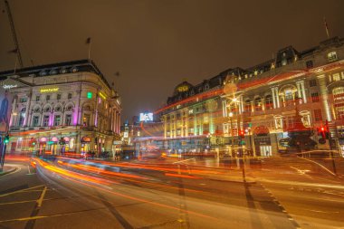 Geceleri Londra Piccadilly Sirki yakınlarında güzel bir manzara. Londra, Birleşik Krallık 'ta uzun pozlu HDR sokak fotoğrafçılığı.