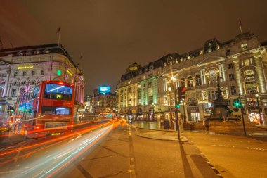 Geceleri Londra Piccadilly Sirki yakınlarında güzel bir manzara. Londra, Birleşik Krallık 'ta uzun pozlu HDR sokak fotoğrafçılığı.