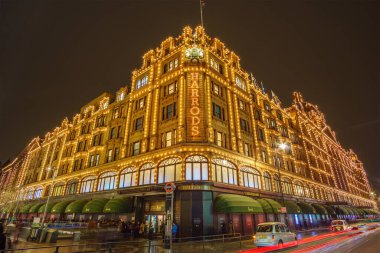 Londra 'daki Harrods Mağazası yakınlarındaki Birleşik Krallık' ta tipik bir yağmurlu günde gece trafiği ve sokak manzarası. Londra, İngiltere 'de kış döneminde gece şehir manzarası.