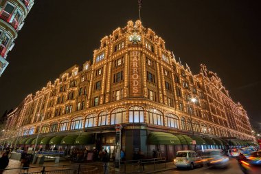 Londra 'daki Harrods Mağazası yakınlarındaki Birleşik Krallık' ta tipik bir yağmurlu günde gece trafiği ve sokak manzarası. Londra, İngiltere 'de kış döneminde gece şehir manzarası.