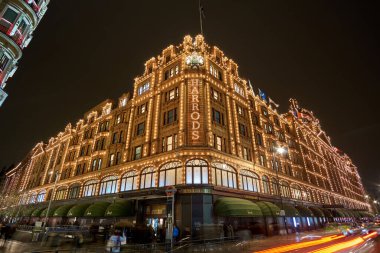 Londra 'daki Harrods Mağazası yakınlarındaki Birleşik Krallık' ta tipik bir yağmurlu günde gece trafiği ve sokak manzarası. Londra, İngiltere 'de kış döneminde gece şehir manzarası.