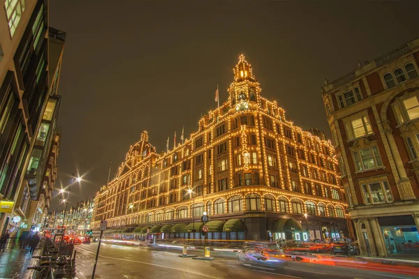 Éjszakai Forgalom Utcai Táj Egy Tipikus Esős Napon Egyesült Királyságban — Stock Fotó