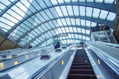 Canary Wharf DLR istasyonu. Jubilee hattında, Kanada Suyu ile Kuzey Greenwich arasında bir Londra metro istasyonu. Londra, Birleşik Krallık.