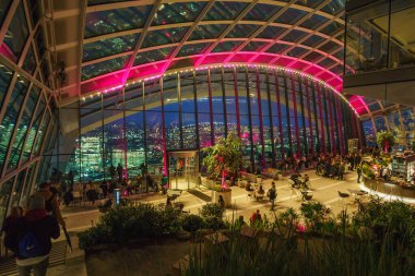 Skygarden 'ın en üst katından, kendine özgü şekli nedeniyle telsiz olarak bilinen bu gökdelen, en üst kattaki bir restorana sahip. Londra 'nın merkezindeki en yeni gökdelenlerden biri..