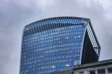 Benzersiz ayırt edici şekliyle telsiz olarak bilinen Skygarden 'ın dış görünüşü bu gökdelen, Londra' nın merkezindeki en yeni gökdelenlerden biridir..