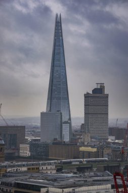Modern mimari binalar ve bulutlu bir gökyüzüne karşı şehir Londra 'sının panoramik hava manzarası.
