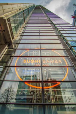 Sushi Samba Kulesi - Londra 'nın modern mimari binaları bulutlu bir gökyüzüne karşı. Londra, Birleşik Krallık.