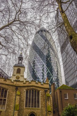 30 St. Mary Axe (resmi adıyla The Gherkin ve daha önceki adıyla Swiss Re Building) Londra 'nın ana finans bölgesinde yer alan bir gökdelendir..