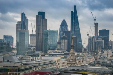 Modern mimari binalar ve bulutlu bir gökyüzüne karşı şehir Londra 'sının panoramik hava manzarası.