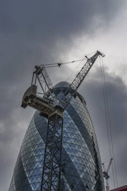 30 St. Mary Axe (resmi adıyla The Gherkin ve daha önceki adıyla Swiss Re Building) Londra 'nın ana finans bölgesinde yer alan bir gökdelendir..