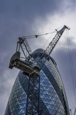 30 St. Mary Axe (resmi adıyla The Gherkin ve daha önceki adıyla Swiss Re Building) Londra 'nın ana finans bölgesinde yer alan bir gökdelendir..