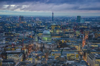 Londra 'nın üzerinde havadan çekilen fotoğraflar. Bulutlu bir gökyüzüne karşı modern mimari binalar ve panoramik hava manzarası.