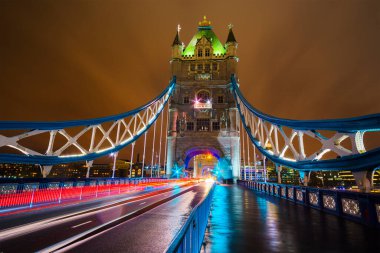 İngiltere, Londra 'daki ünlü Tower Köprüsü.