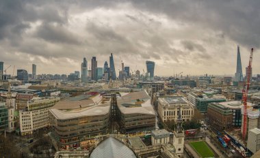 Modern mimari binalar ve bulutlu bir gökyüzüne karşı şehir Londra 'sının panoramik hava manzarası.