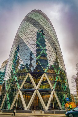 30 St. Mary Axe (resmi adıyla The Gherkin ve daha önceki adıyla Swiss Re Building) Londra 'nın ana finans bölgesinde yer alan bir gökdelendir..