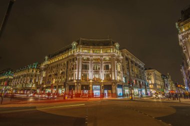 Londra 'da Oxford caddesi yakınlarında gece görüşü. Oxford Caddesi, Londra 'nın batı ucunda büyük bir yoldur. Uzun pozlu fotoğrafçılık. Londra, Birleşik Krallık.