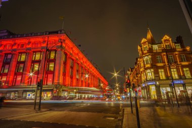 Londra 'da Oxford caddesi yakınlarında gece görüşü. Oxford Caddesi, Londra 'nın batı ucunda büyük bir yoldur. Uzun pozlu fotoğrafçılık. Londra, Birleşik Krallık.