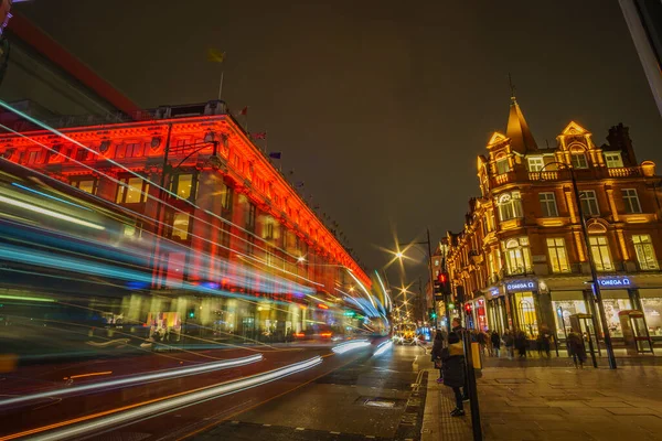 ロンドンのオックスフォード通り近くの夜景 オックスフォード ストリートはロンドン西端の主要道路である 長時間露光写真 イギリスのロンドン — ストック写真