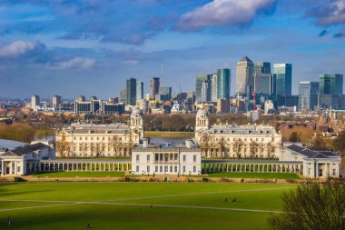 Londra Ulusal Denizcilik Müzesi, Kraliyet Donanma Koleji Kilisesi ve Greenwich Parkı 'ndan Canary Wharf' ın gökdelenlerinin panoramik manzarası..