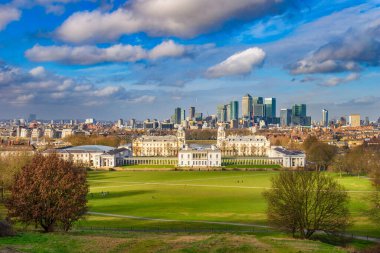 Londra Ulusal Denizcilik Müzesi, Kraliyet Donanma Koleji Kilisesi ve Greenwich Parkı 'ndan Canary Wharf' ın gökdelenlerinin panoramik manzarası..