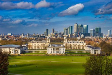 Londra Ulusal Denizcilik Müzesi, Kraliyet Donanma Koleji Kilisesi ve Greenwich Parkı 'ndan Canary Wharf' ın gökdelenlerinin panoramik manzarası..