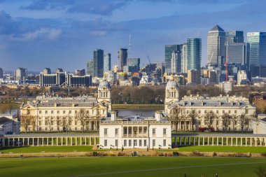 Londra Ulusal Denizcilik Müzesi, Kraliyet Donanma Koleji Kilisesi ve Greenwich Parkı 'ndan Canary Wharf' ın gökdelenlerinin panoramik manzarası..