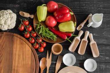 Hamur ve üretime pizza sebze hazırlanması. Ahşap arka plan üzerinde pizza üretimi için malzemeler