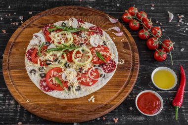 Siyah ahşap zemin sebze, mantar ve domates pizza. Arka plan olarak kullanılabilir