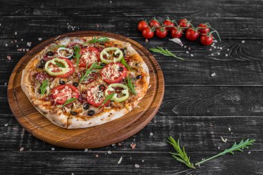 Siyah ahşap zemin sebze, mantar ve domates pizza. Arka plan olarak kullanılabilir