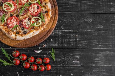Siyah ahşap zemin sebze, mantar ve domates pizza. Arka plan olarak kullanılabilir