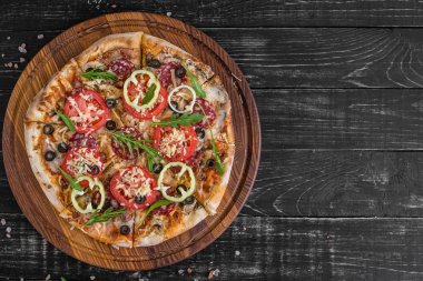 Siyah ahşap zemin sebze, mantar ve domates pizza. Arka plan olarak kullanılabilir