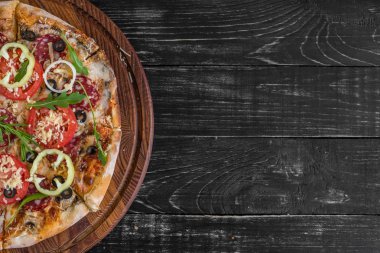 Siyah ahşap zemin sebze, mantar ve domates pizza. Arka plan olarak kullanılabilir