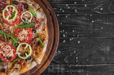 Siyah ahşap zemin sebze, mantar ve domates pizza. Arka plan olarak kullanılabilir