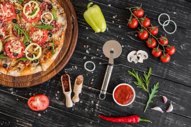 Siyah ahşap zemin sebze, mantar ve domates pizza. Arka plan olarak kullanılabilir