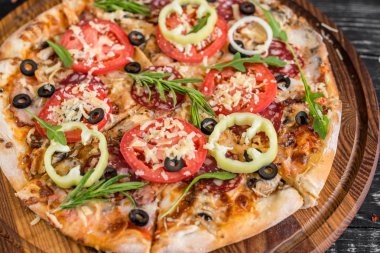 Siyah ahşap zemin sebze, mantar ve domates pizza. Arka plan olarak kullanılabilir