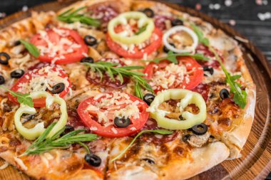 Siyah ahşap zemin sebze, mantar ve domates pizza. Arka plan olarak kullanılabilir