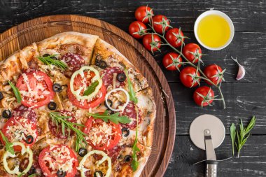 Siyah ahşap zemin sebze, mantar ve domates pizza. Arka plan olarak kullanılabilir