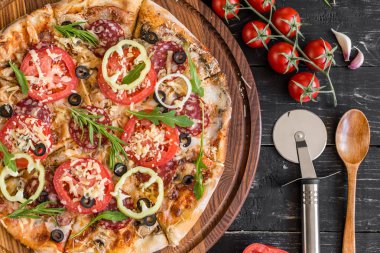 Siyah ahşap zemin sebze, mantar ve domates pizza. Arka plan olarak kullanılabilir