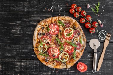 Siyah ahşap zemin sebze, mantar ve domates pizza. Arka plan olarak kullanılabilir