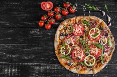 Siyah ahşap zemin sebze, mantar ve domates pizza. Arka plan olarak kullanılabilir