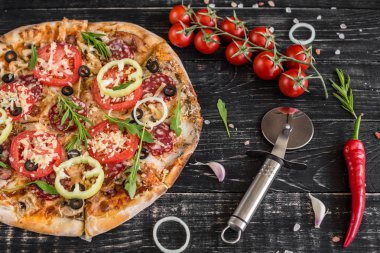 Siyah ahşap zemin sebze, mantar ve domates pizza. Arka plan olarak kullanılabilir