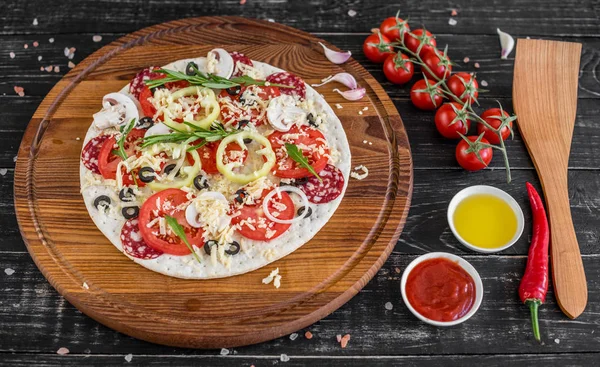Zelenina Houby Rajčata Pizza Černém Pozadí Dřevěná Lze Použít Jako — Stock fotografie